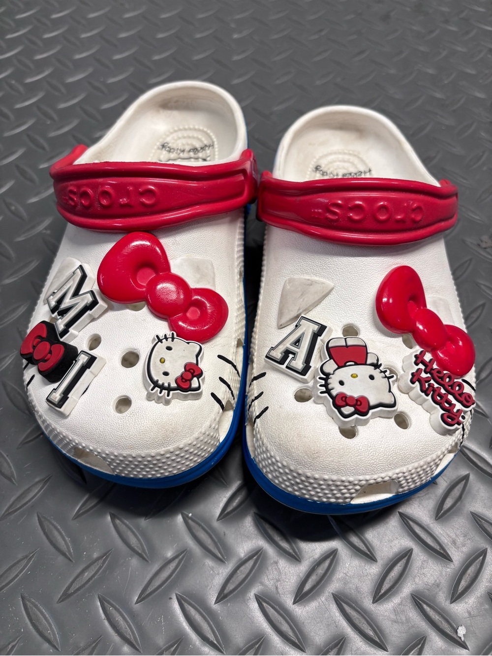 Hello Kitty Crocs - Picture 2 of 4